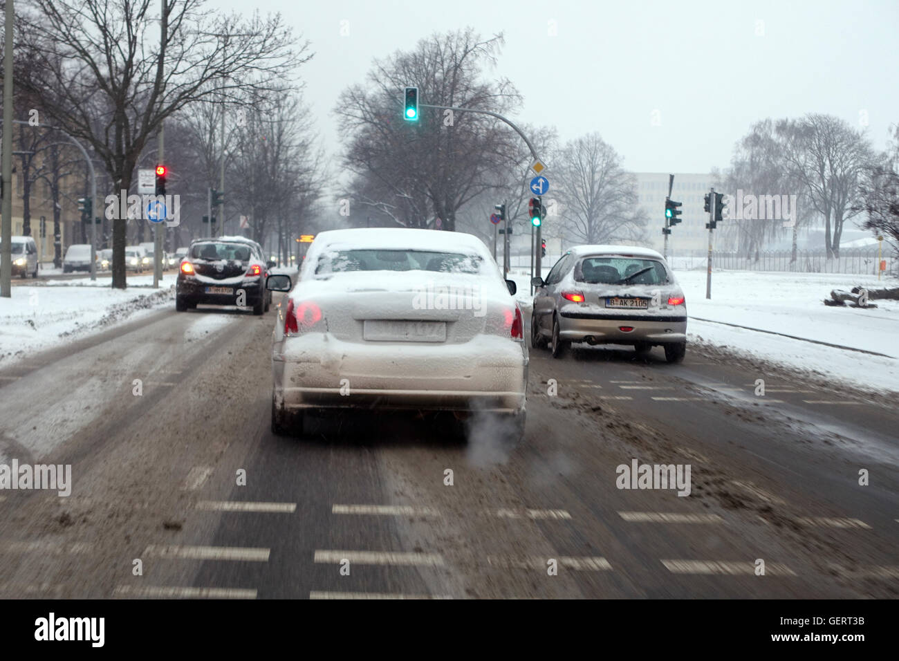 Berlin, Deutschland, Verkehr im Winter nach Schneefällen Stockfoto