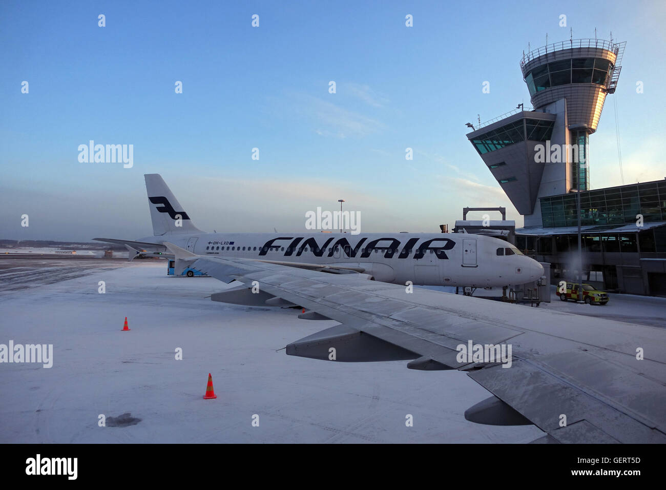 Vantaa, Finnland, ist Finnair Airbus A320 in Parkposition am Flughafen Helsinki Stockfoto