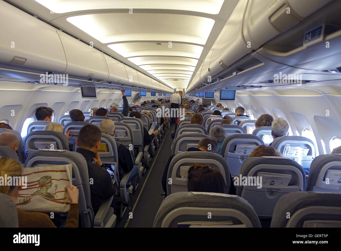 Vantaa, Finnland, Passagiere und Cabin Crew in einer Flugzeugkabine Stockfoto