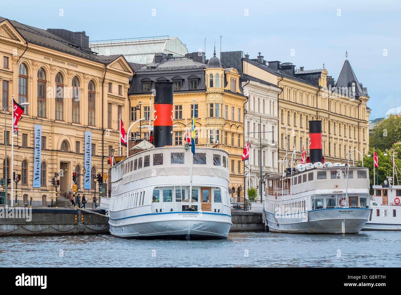 Boote an der Nybrokajen Konzerthaus Stockholm Schweden Stockfoto