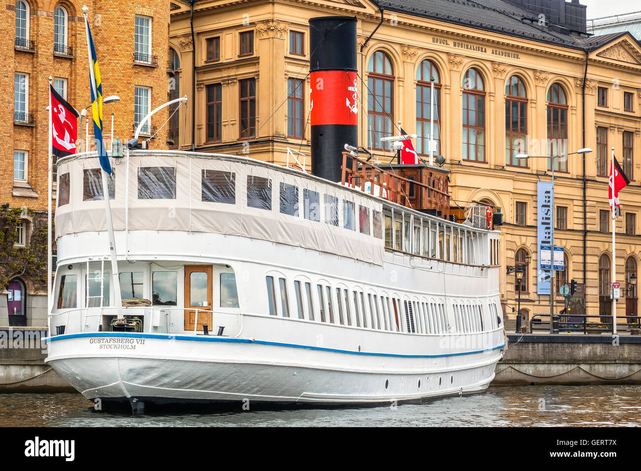Boot an der Nybrokajen Konzerthaus Stockholm Schweden Stockfoto