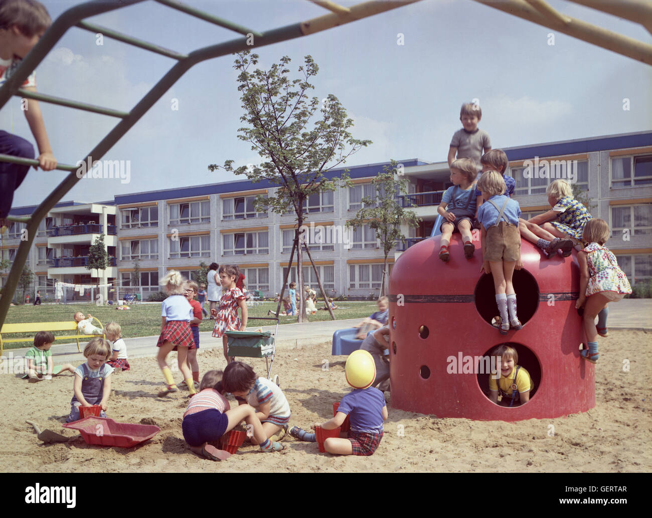 Berlin, DDR, Kindergarten Kinder auf einem Spielplatz spielen