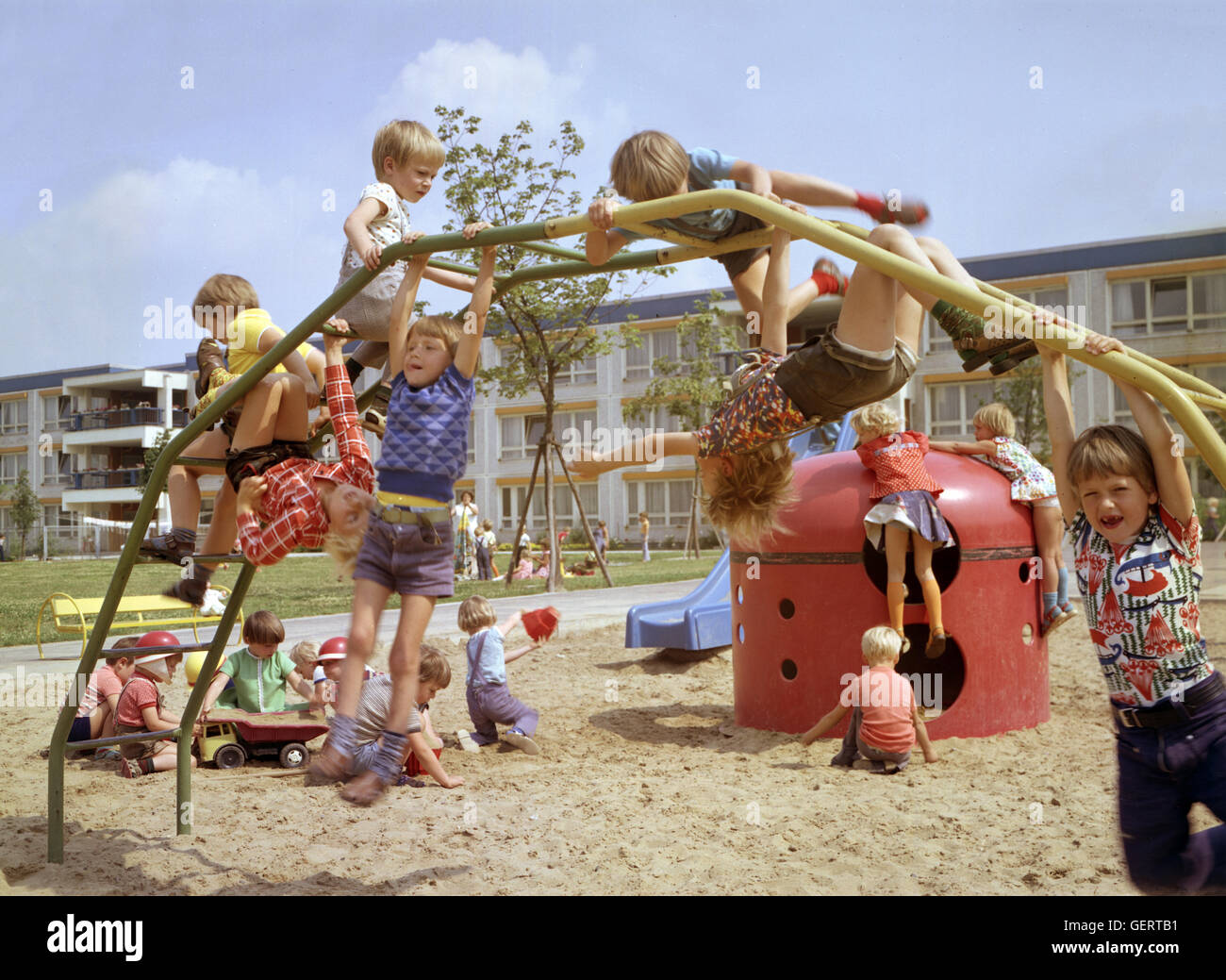 Berlin, DDR, Kindergarten Kinder auf einem Spielplatz spielen