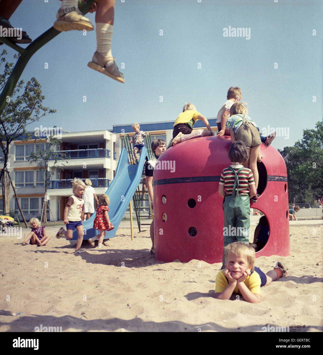 Berlin, DDR, Kindergarten Kinder auf einem Spielplatz spielen