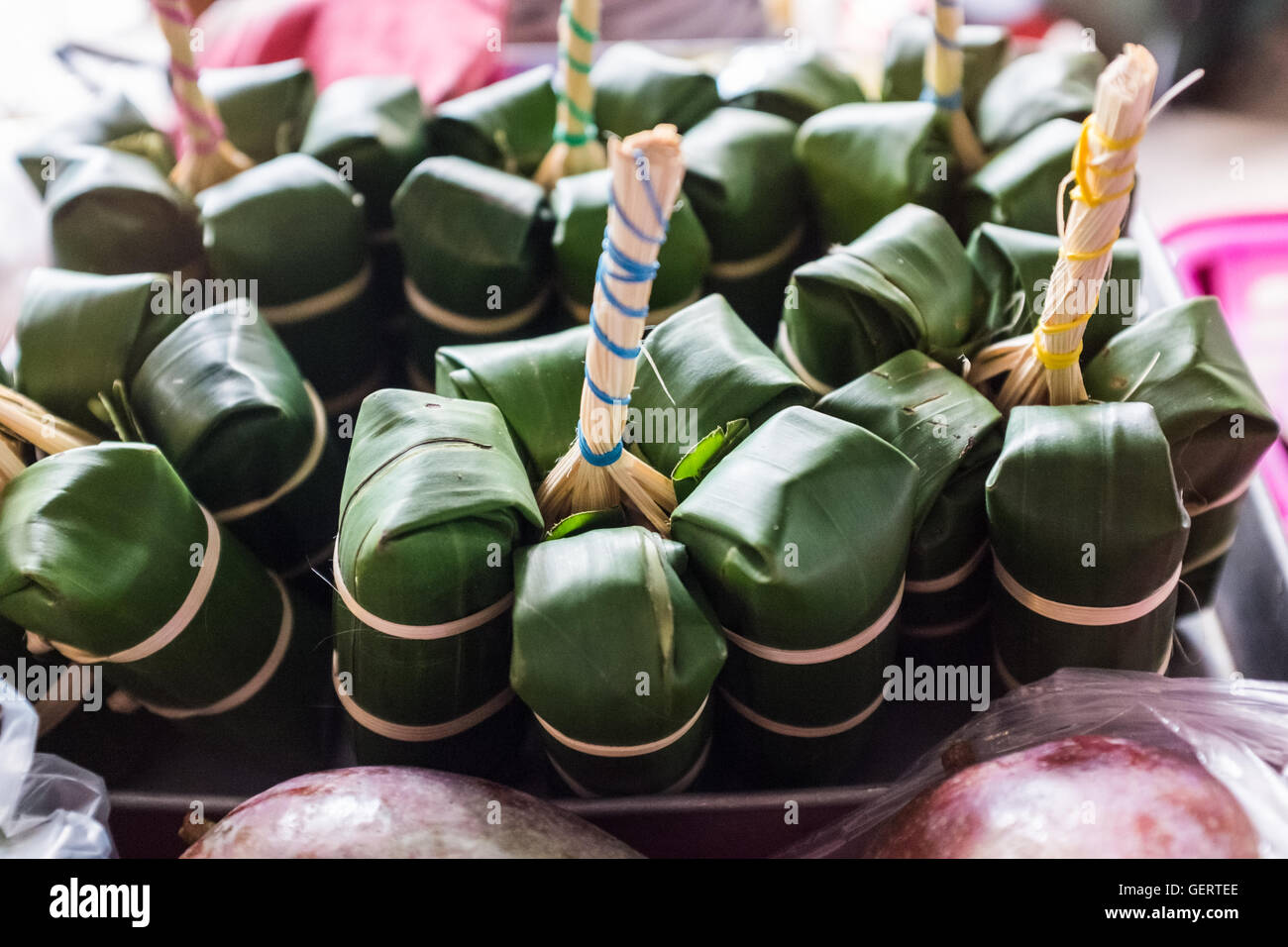Köstliche Parzellen von street Food klopfte in Bananenblättern, Chiang Mai, Thailand Stockfoto