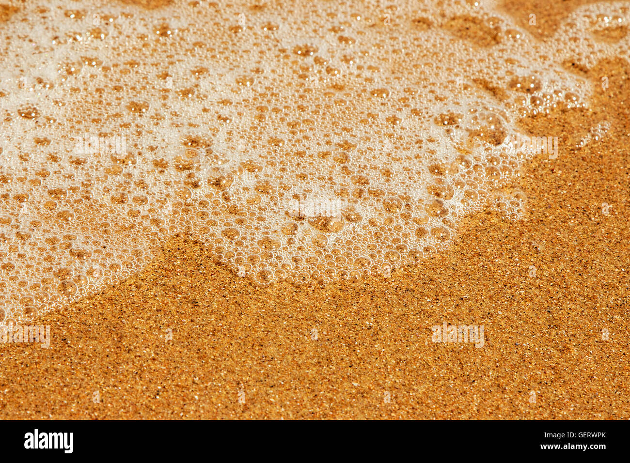 Wasser-Schaum mit weichen Sand. Horizontales Bild. Stockfoto