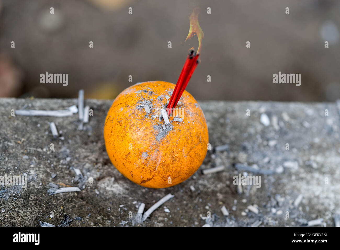Weihrauch auf orange und brennenden Feuer - Anzeige oder Montage Produkt können Stockfoto
