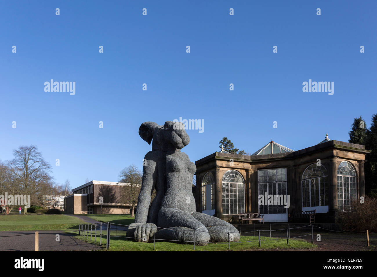 Sophie Ryders Skulptur eines Kaninchens sitzt an der Yorkshire Sculpture Park. Stockfoto