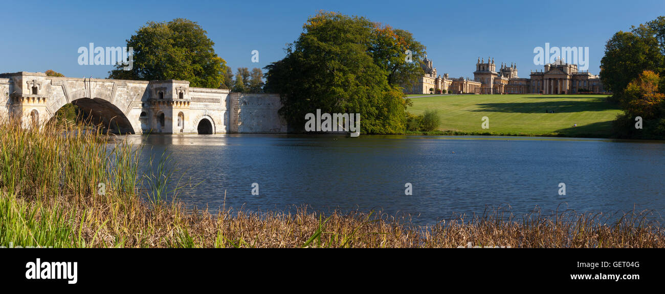 Einen Panoramablick auf die Grand-Brücke über den See erstellt von Lancelot Capability Brown und Blenheim Palace. Stockfoto
