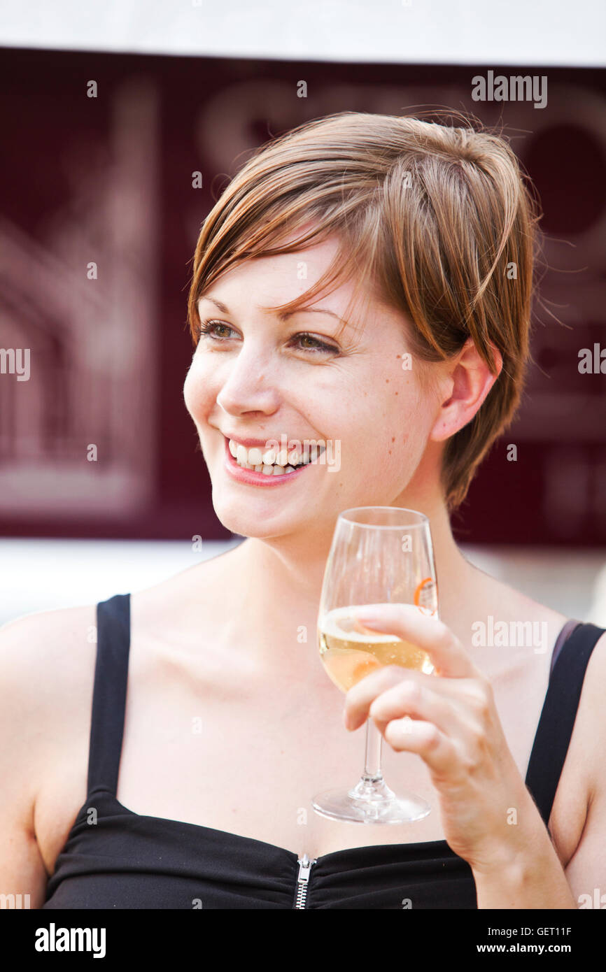 Eine junge Dame trinken Weißwein während der Sydney-Weinfest. Stockfoto