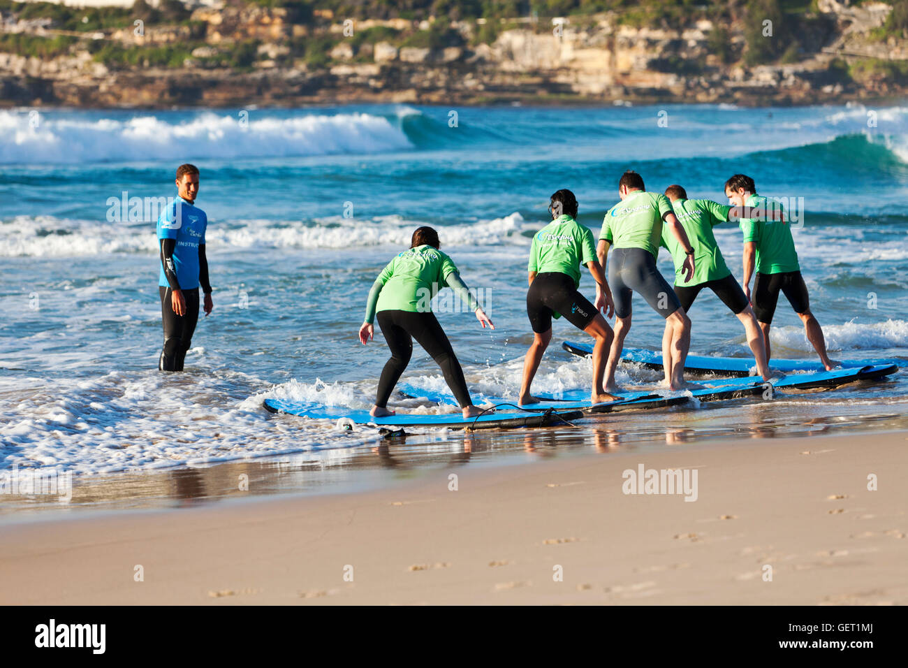 Surfkurse am Bondi Beach stattfindet. Stockfoto
