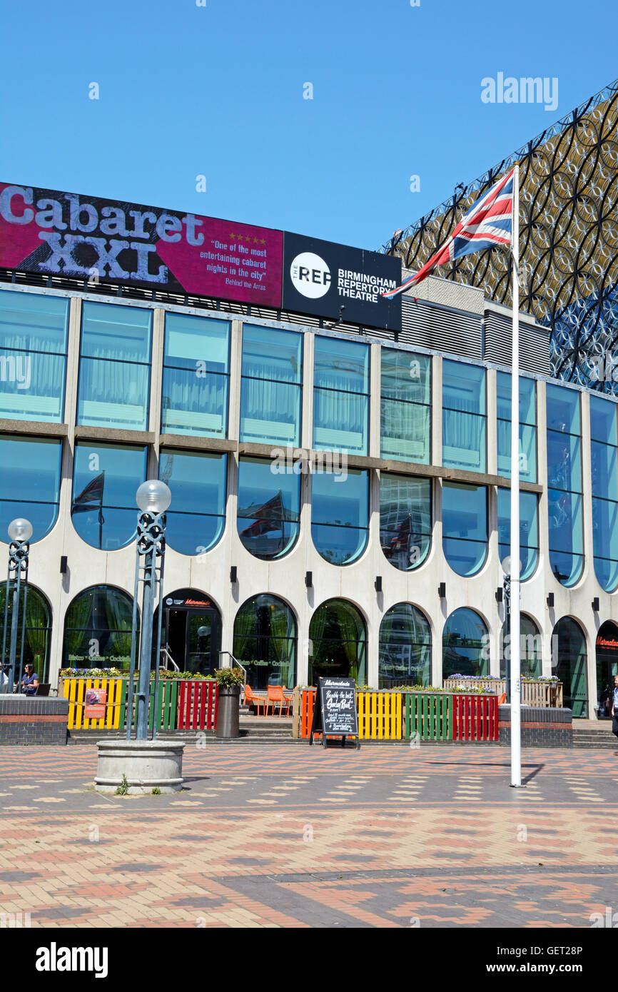 Birmingham Repertory Theatre in Centenary Square mit britischer Flagge in den Vordergrund, Birmingham, England, Vereinigtes Königreich, West-Europa. Stockfoto