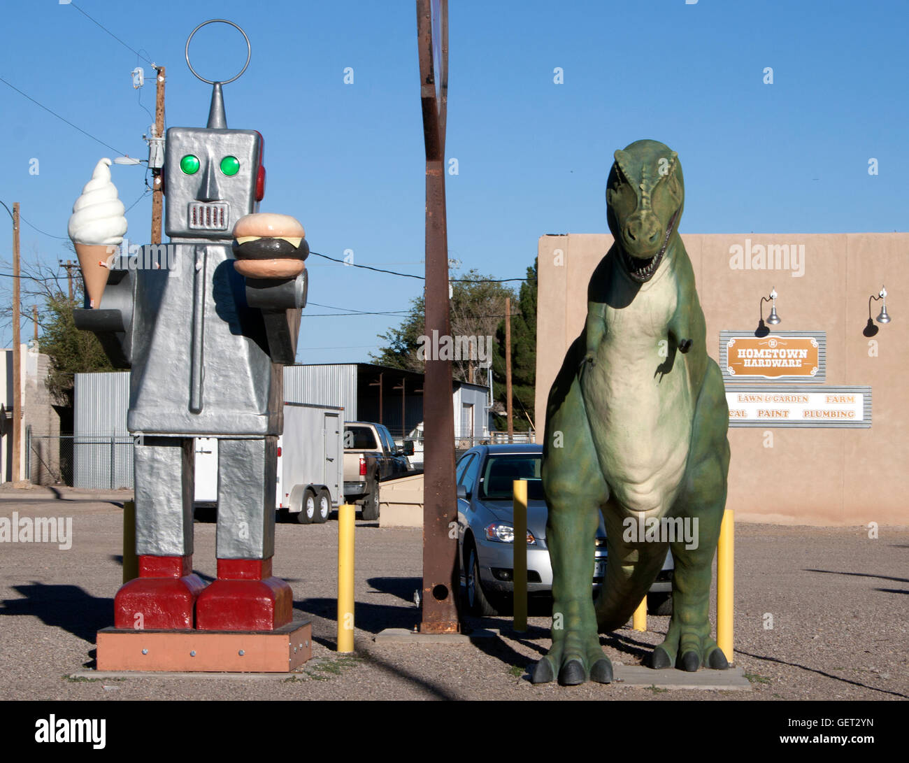 Roboter halten eine Eiswaffel und Hamburger und Dinosaurier vor einem Restaurant in Hatch New Mexico Stockfoto