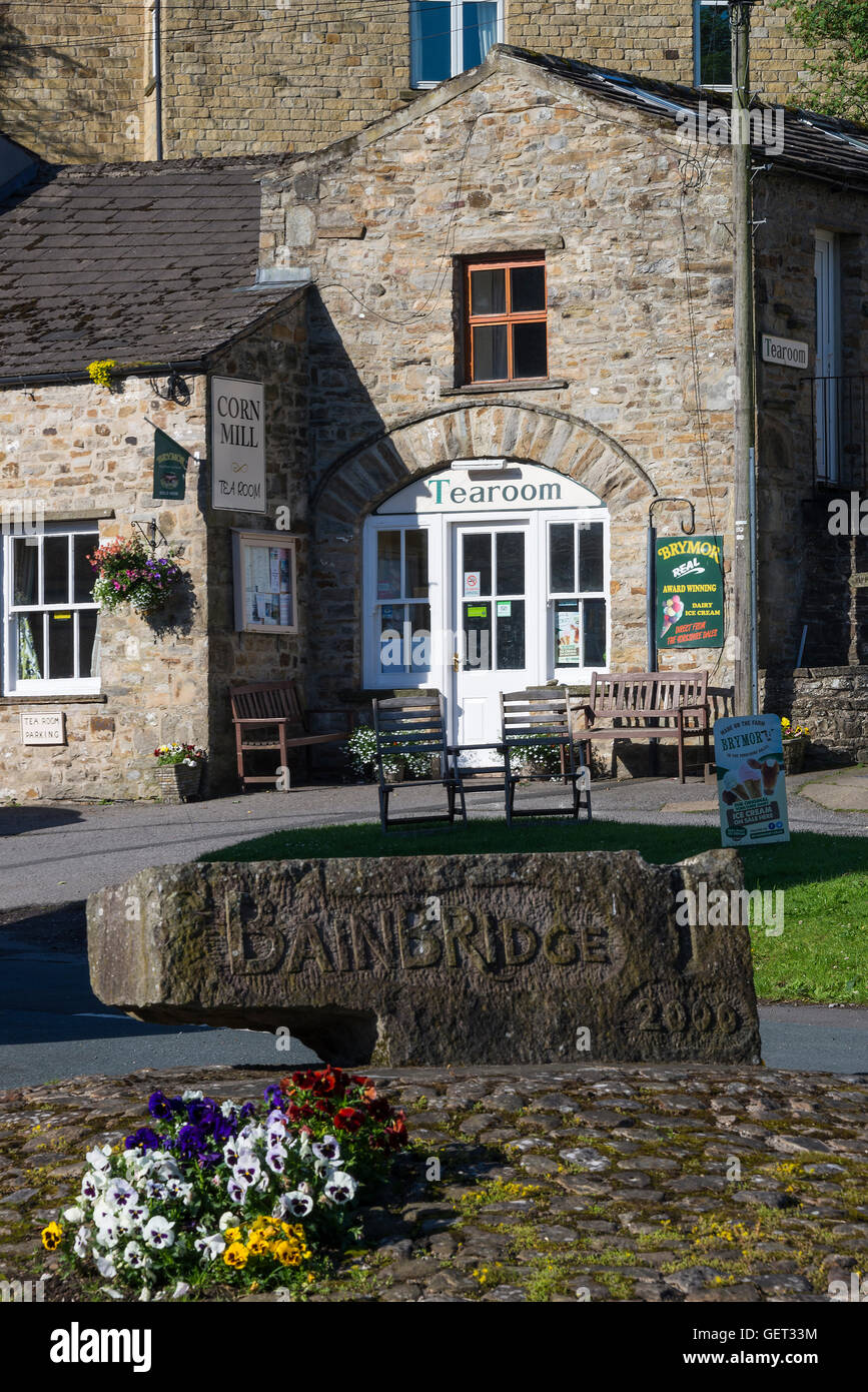 Die schöne Maismühle Tea Room und Cafe in Bainbridge Village Yorkshire Dales National Park England Vereinigtes Königreich Großbritannien Stockfoto