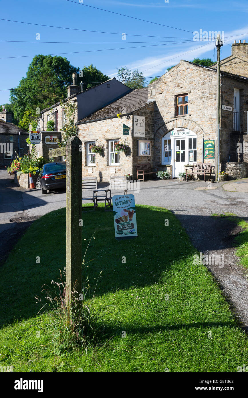 Die schöne Maismühle Tea Room und Cafe in Bainbridge Village Yorkshire Dales National Park England Vereinigtes Königreich Großbritannien Stockfoto