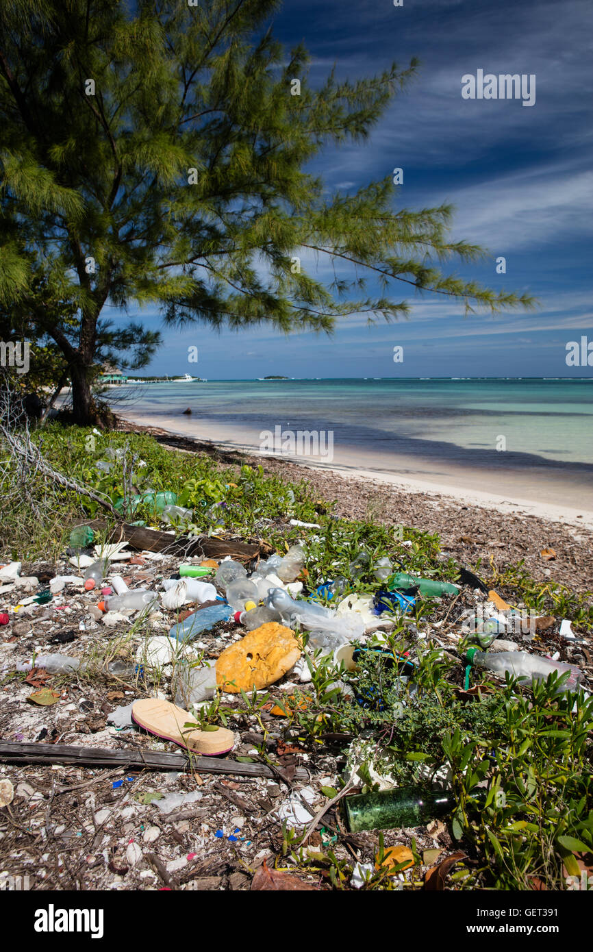 Plastikmüll hat auf einer abgelegenen Insel im karibischen Meer an den Strand gespült. Kunststoff kann schädlich sein einmal in marinen Ökosystemen. Stockfoto