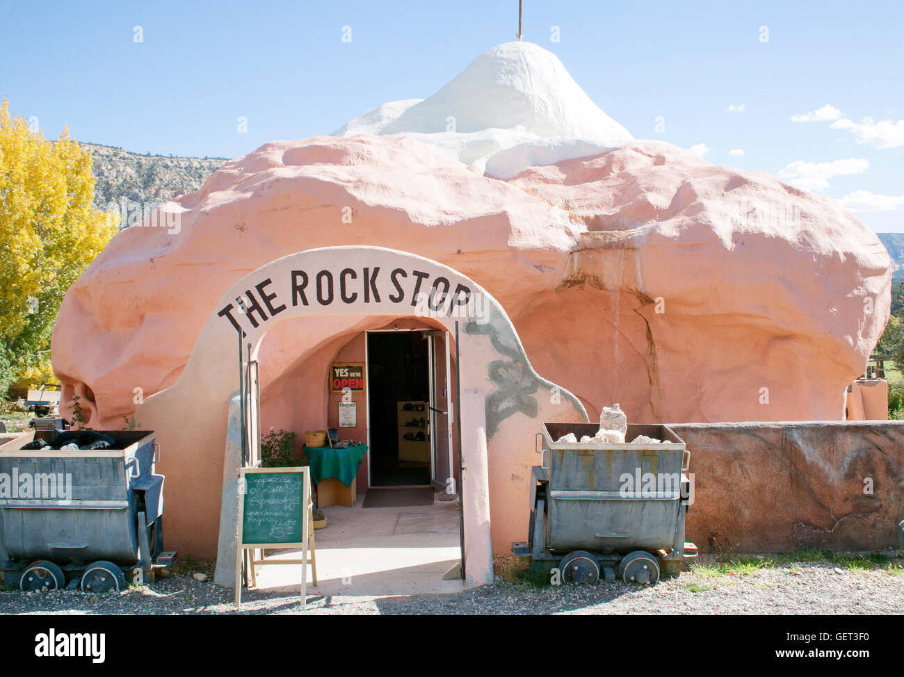 Ein Gebäude, das als riesiger Felsen verkleidet ist, fällt in Orderville, Utah, als auffälliges Merkmal auf. Stockfoto