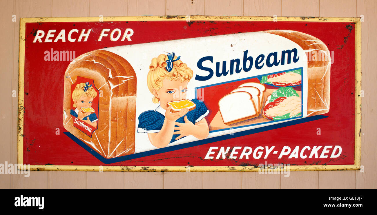 Vintage Sunbeam Brotschild in Moab, Utah, ein verblasstes Stück Americana, das den klassischen Werbezauber bewahrt. Stockfoto