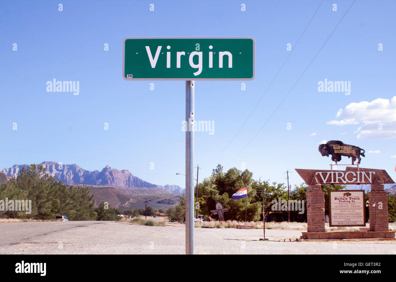 Das rustikale Stadtschild Virgin, Utah, begrüßt Reisende in der Nähe des Zion-Nationalparks, das den Charme einer Kleinstadt und den Charakter der Wüste des Südwestens widerspiegelt. Stockfoto