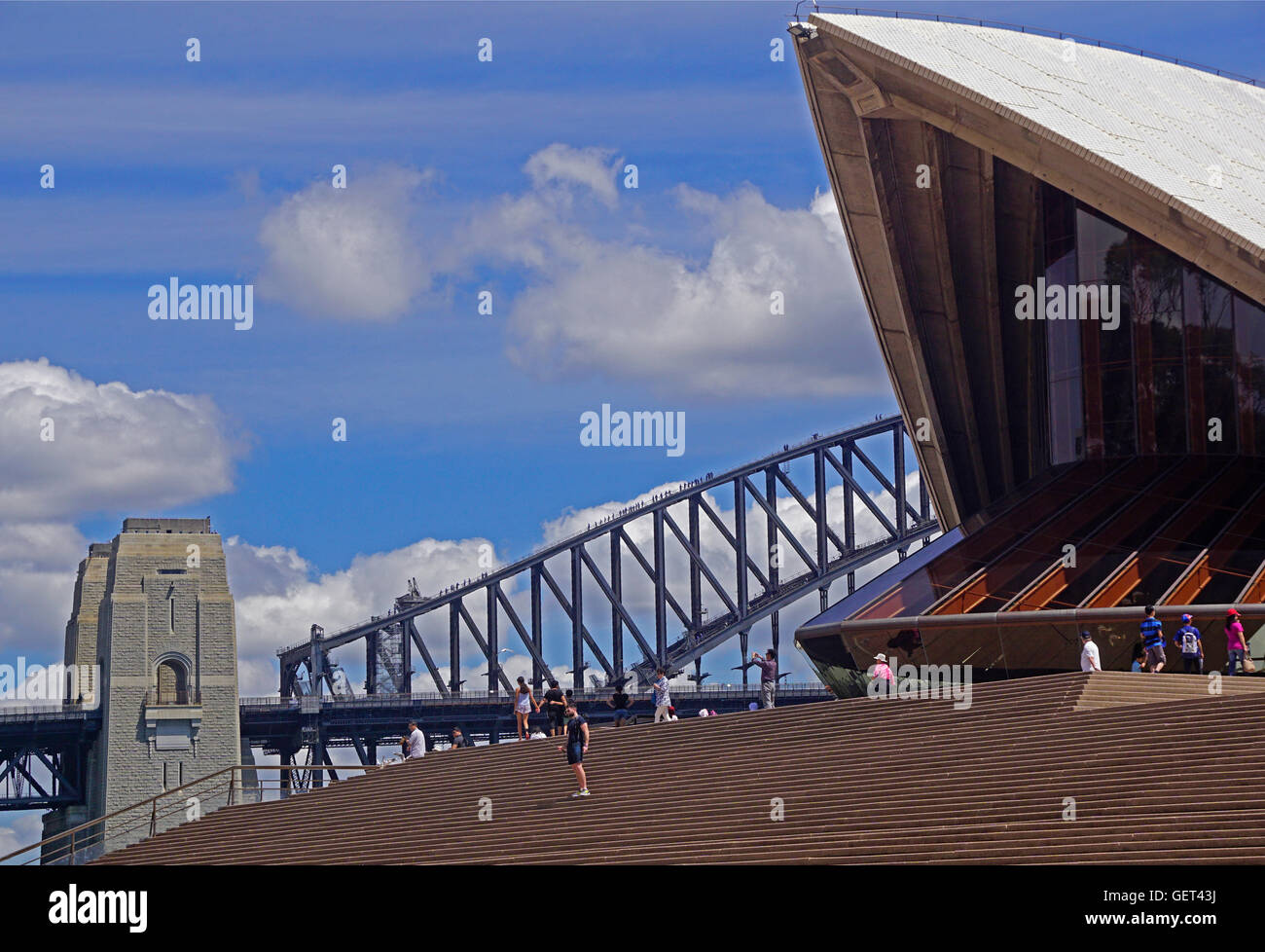 Touristen auf Brücke klettern auf Sydney Harbour Bridge und Opera House. Stockfoto