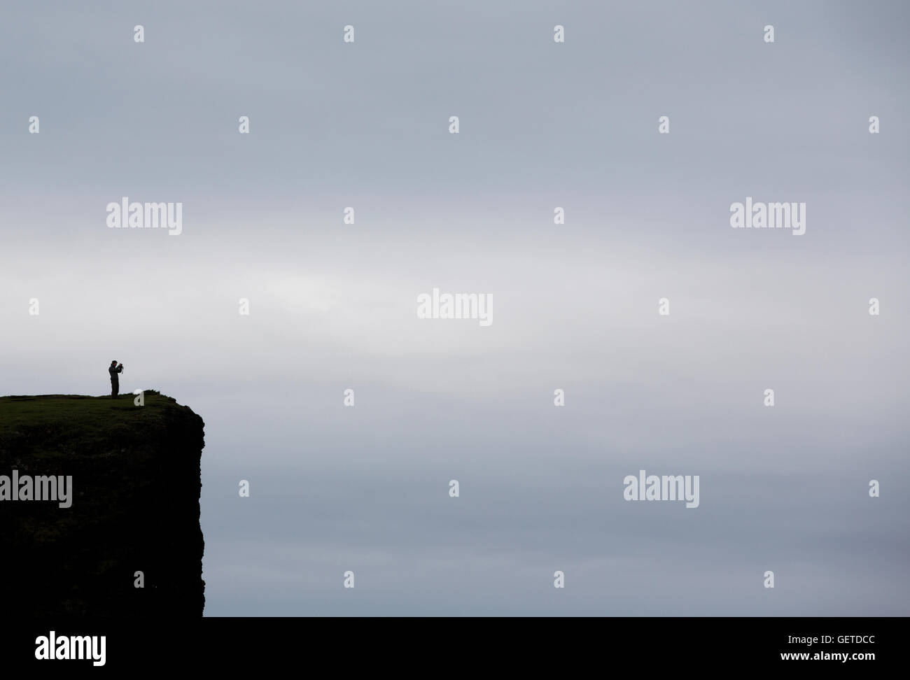 Menschen, die Silhouette auf einer Klippe, Hafnaberg, Island Stockfoto