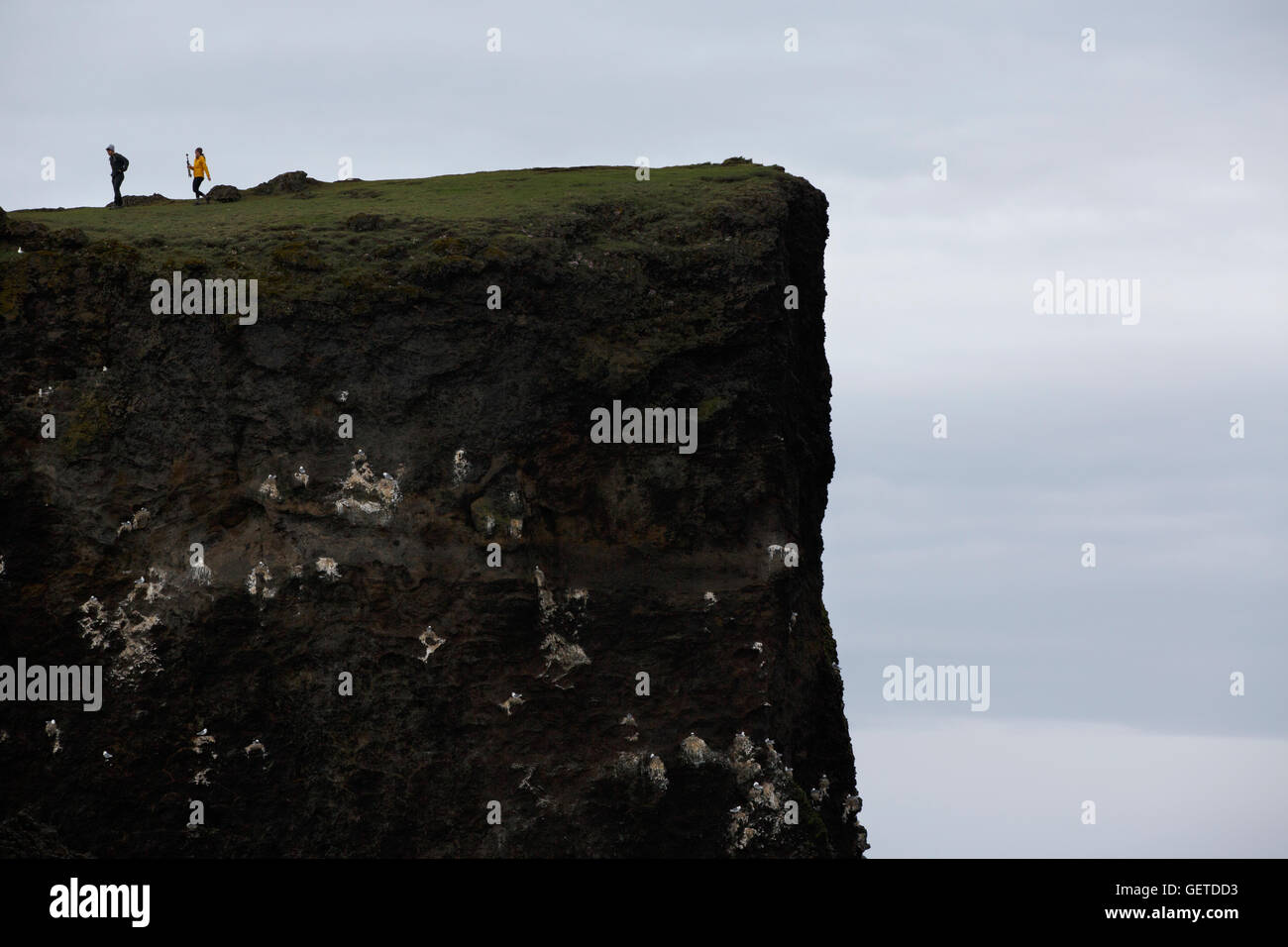 Menschen, die Silhouette auf einer Klippe, Hafnaberg, Island Stockfoto