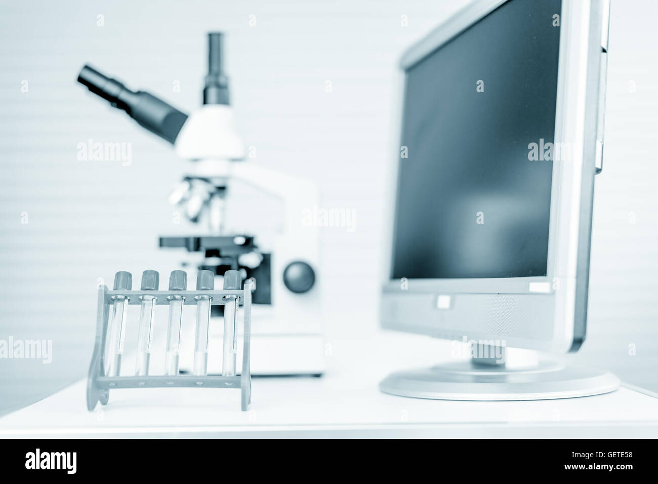 Pipette und chemischen Glas im Labor blaue Farbe Stockfoto