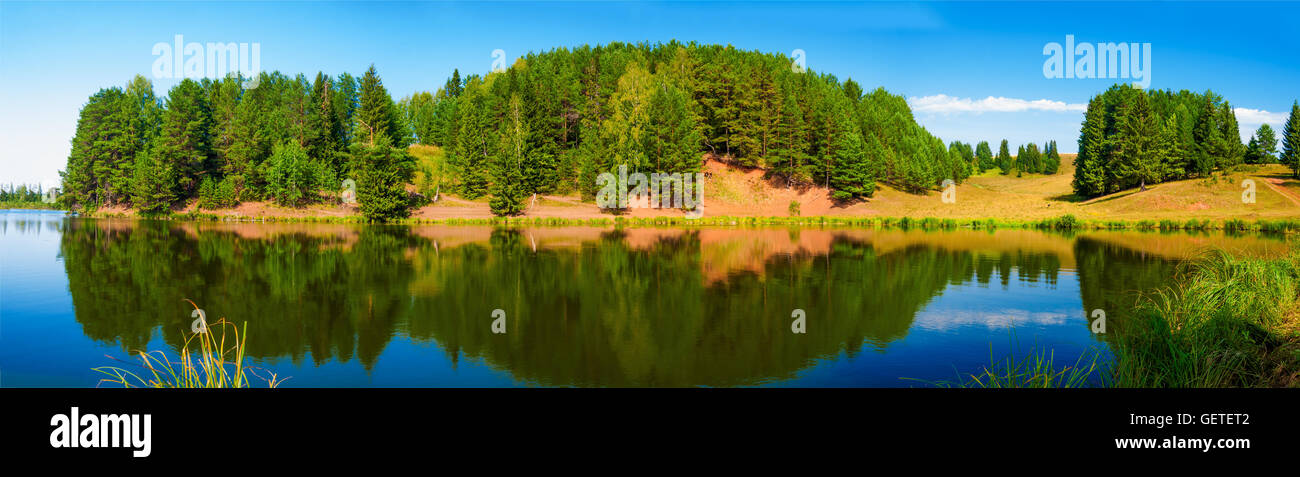Panorama des Dorfes Teich und Wald Reflexion Stockfoto