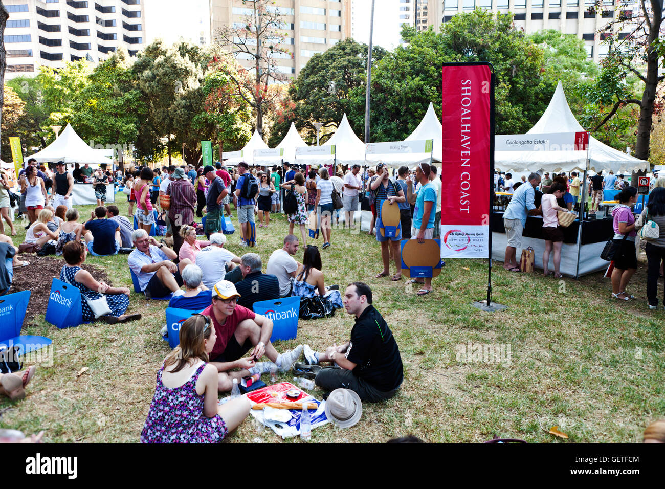 Menschen, die genießen eines Essen und Wein-Marktes in Sydney. Stockfoto