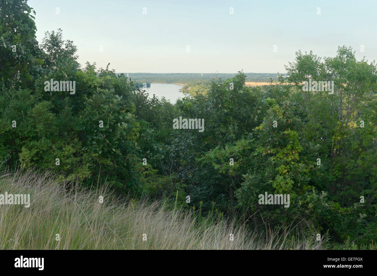 Kiefer-Biegung bluffs mit Blick auf Mississippi Fluß in Minnesota Inver Grove heights Stockfoto