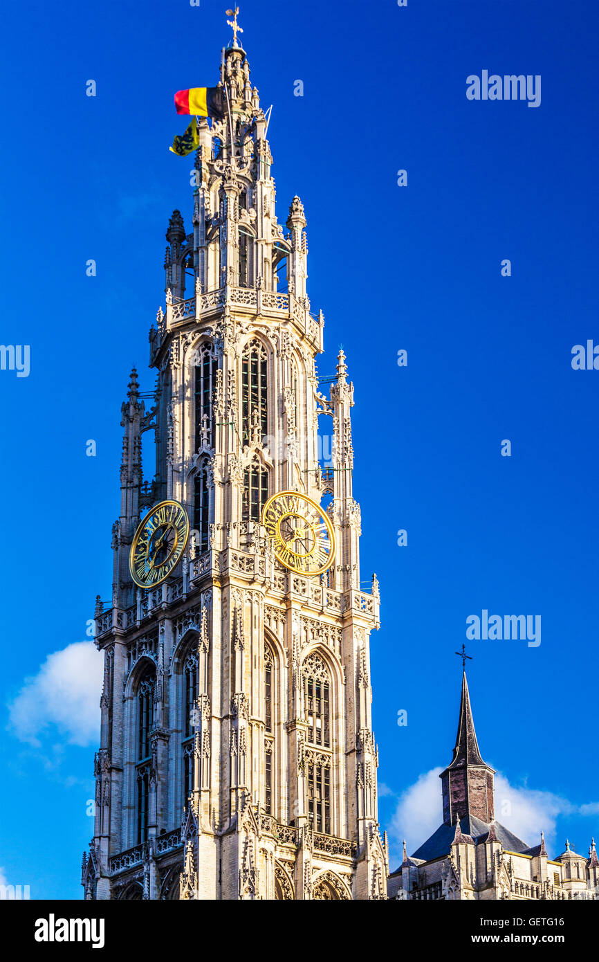 Der gotische Turm der Kathedrale von Notre-Dame in Antwerpen. Stockfoto