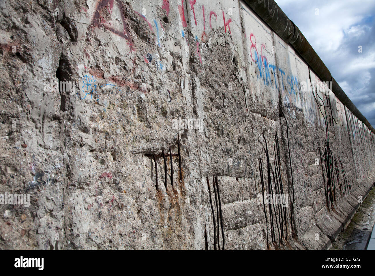 Der längste erhaltene Teil der Berliner Mauer durch die Topographie des Terrors auf dem Gelände des ehemaligen Nazi-Gestapo-Hauptquartier in Berlin. Stockfoto