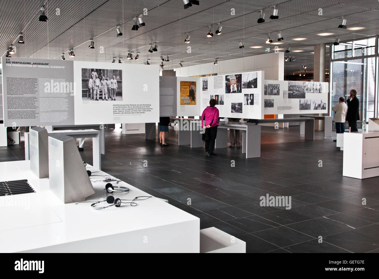 Die Ausstellungshalle und Document Centre an der Topographie des Terrors auf dem Gelände des ehemaligen Nazi-Gestapo-Hauptquartier in Berlin. Stockfoto