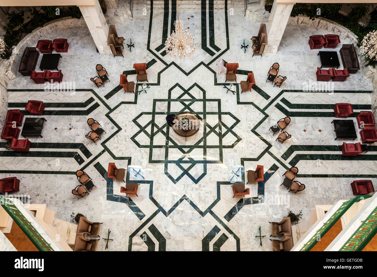 Ein abstraktes Bild Blick hinunter auf die Bar und die Rezeption Bereich eines fünf-Sterne-Resort-Hotels in der Nähe von Port el Kantoui in Tunesien. Stockfoto