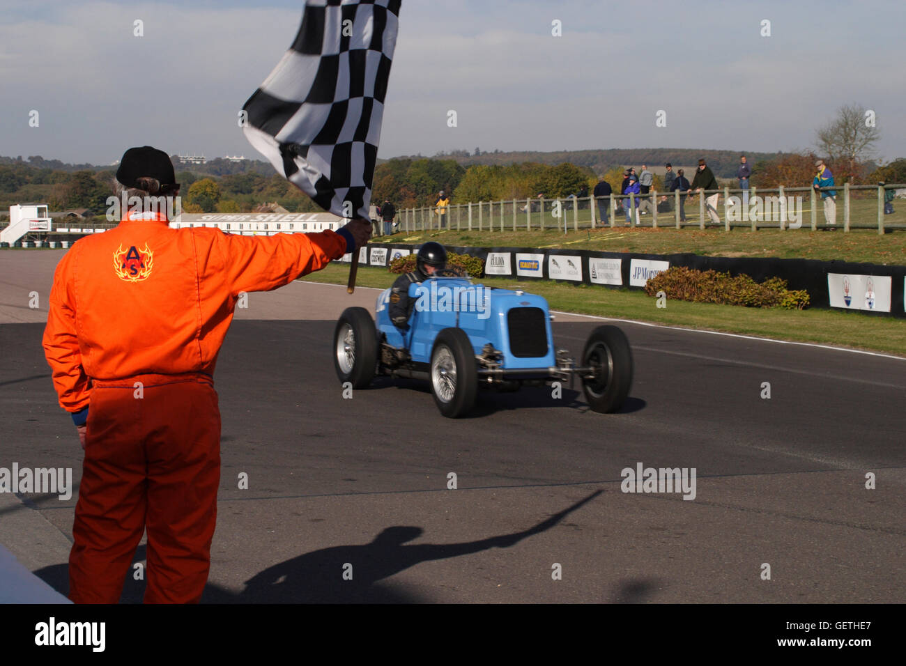 Überqueren der Ziellinie bei einem Vintage Sports Car Club Event in Goodwood. Stockfoto