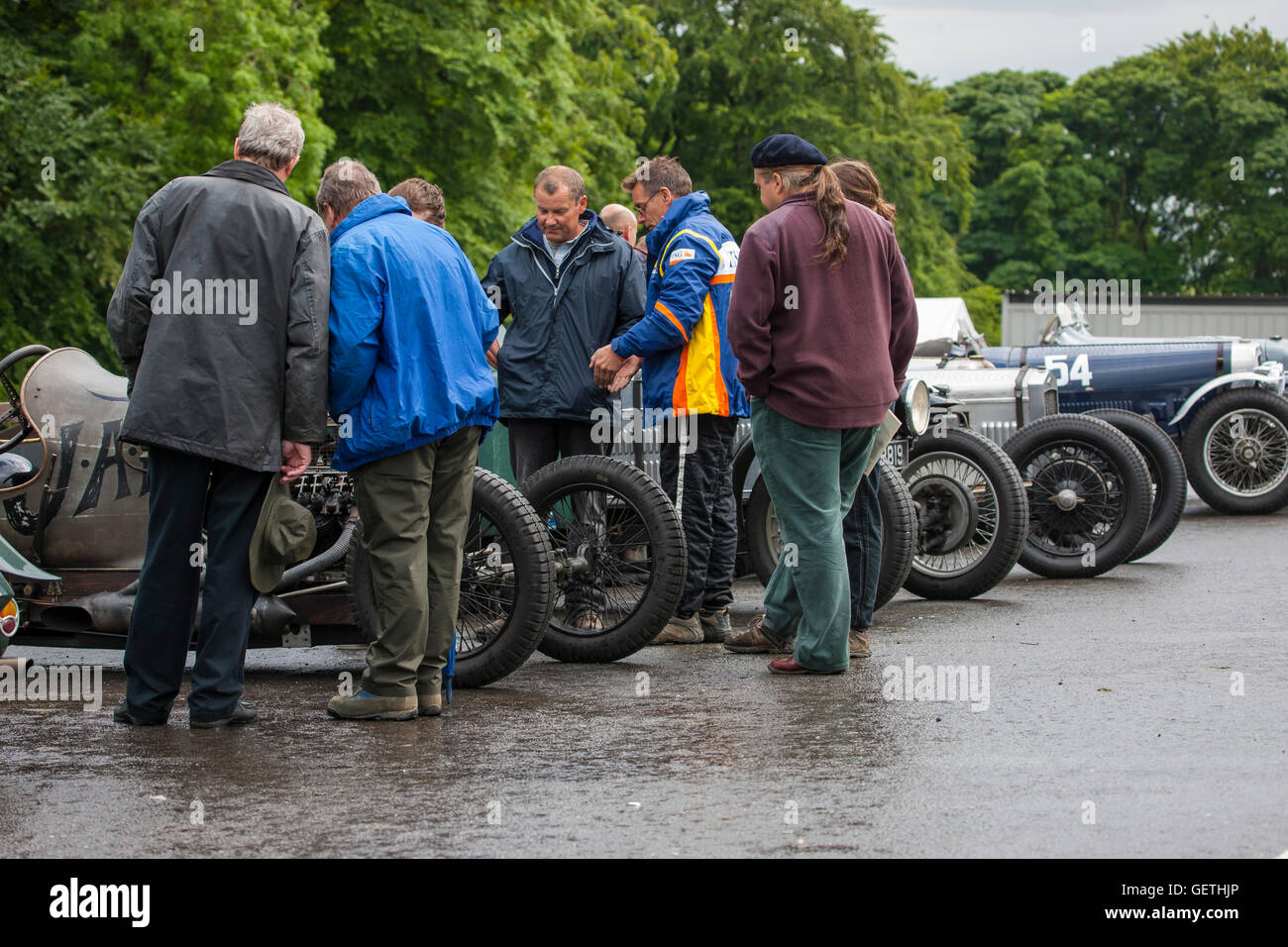 Enthusiasten rund um Oldtimer Rennwagen im Fahrerlager in Cadwell Park für einen Oldtimer Sportwagen club-treffen. Stockfoto