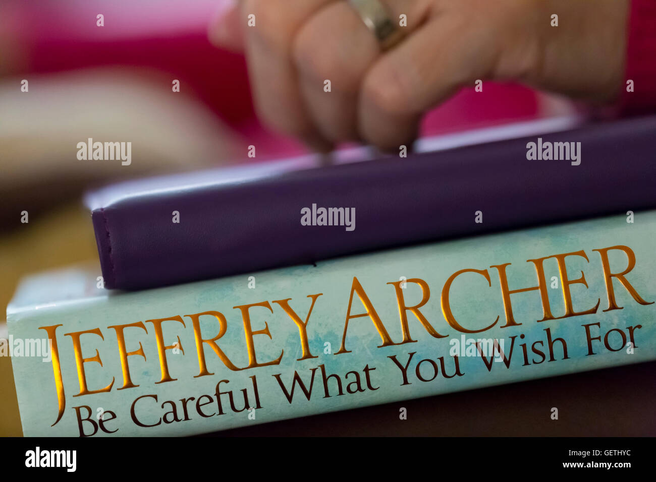 Die Hand einer Frau auf ein iPad und buchen. Stockfoto