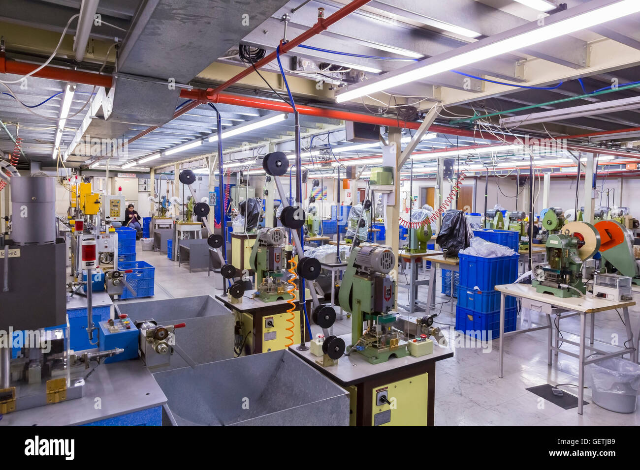 Innenraum einer Fabrik mit kleinen Maschinen. Stockfoto