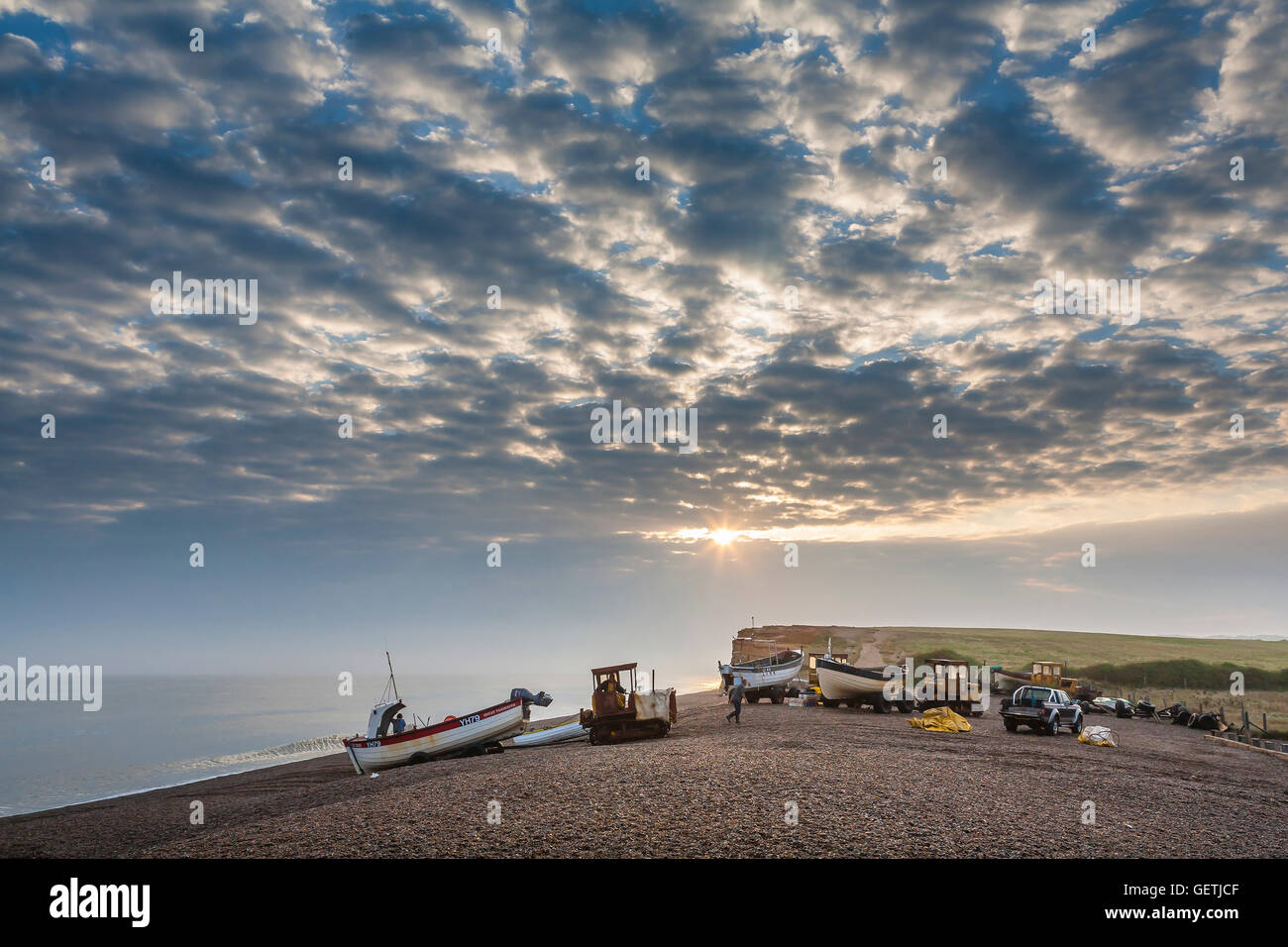 Fischer am Strand von Salthouse in Norfolk vorbereiten, kurz nach Sonnenaufgang zu starten. Stockfoto