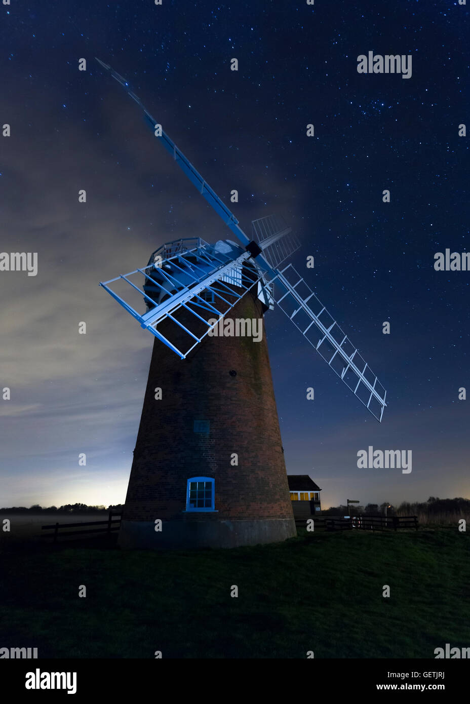 Horsey Wind Pumpe in der Nacht. Stockfoto