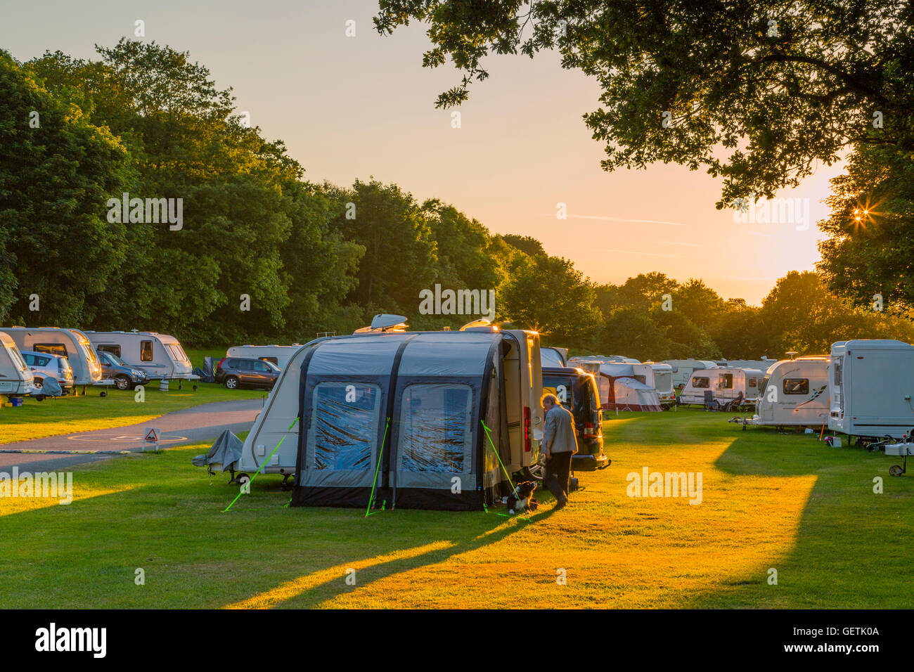Einem Campingplatz bei Sonnenuntergang. Stockfoto