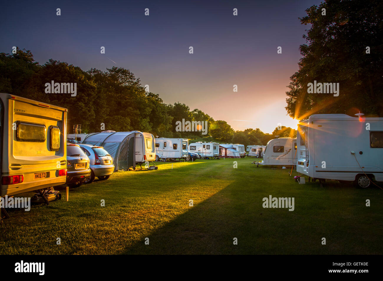 Einem Campingplatz bei Sonnenuntergang. Stockfoto