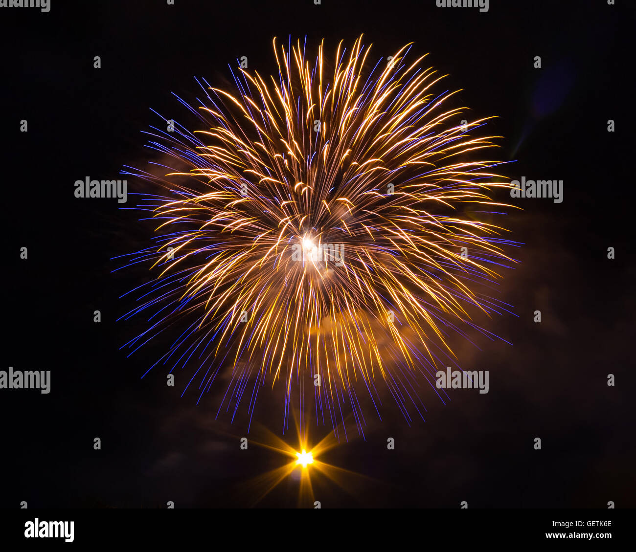 Vereinzelte golden blauen Feuerwerk platzen Stockfoto