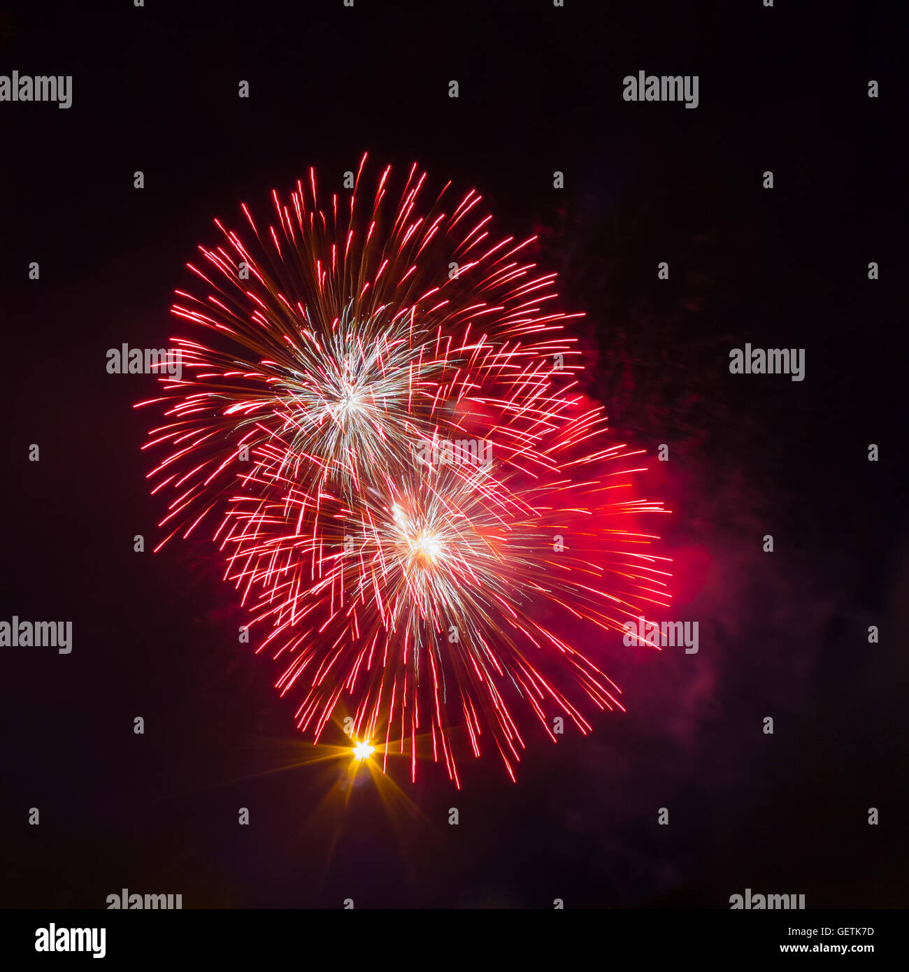 Mehrere rote Feuerwerk platzen isoliert Stockfoto