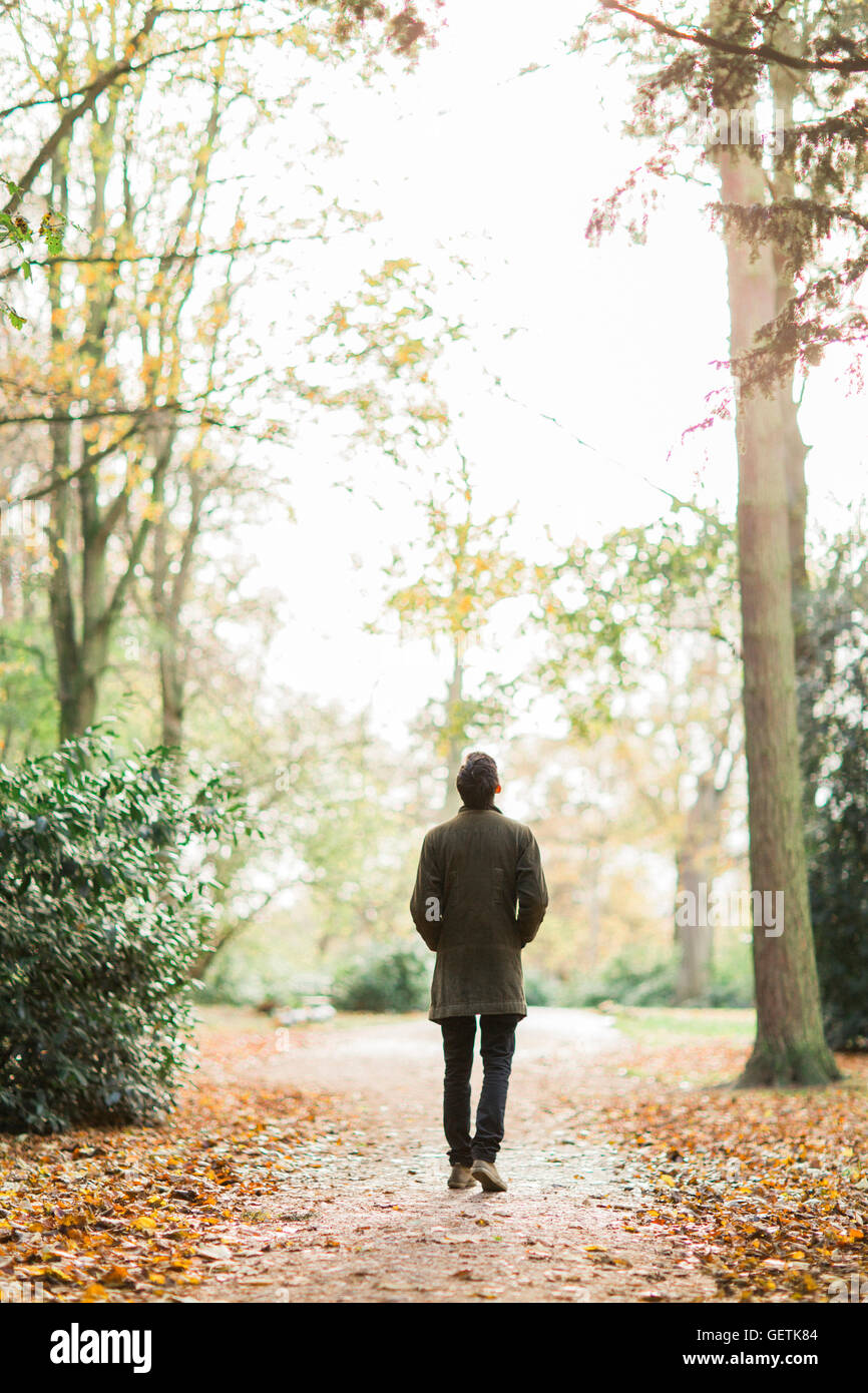 Ein Mann zu Fuß lange einen Waldweg. Stockfoto
