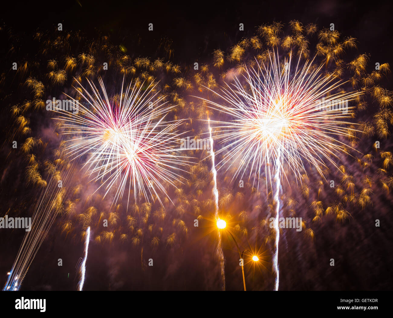 Mehrere Feuerwerk-Finale mit funkeln Stockfoto