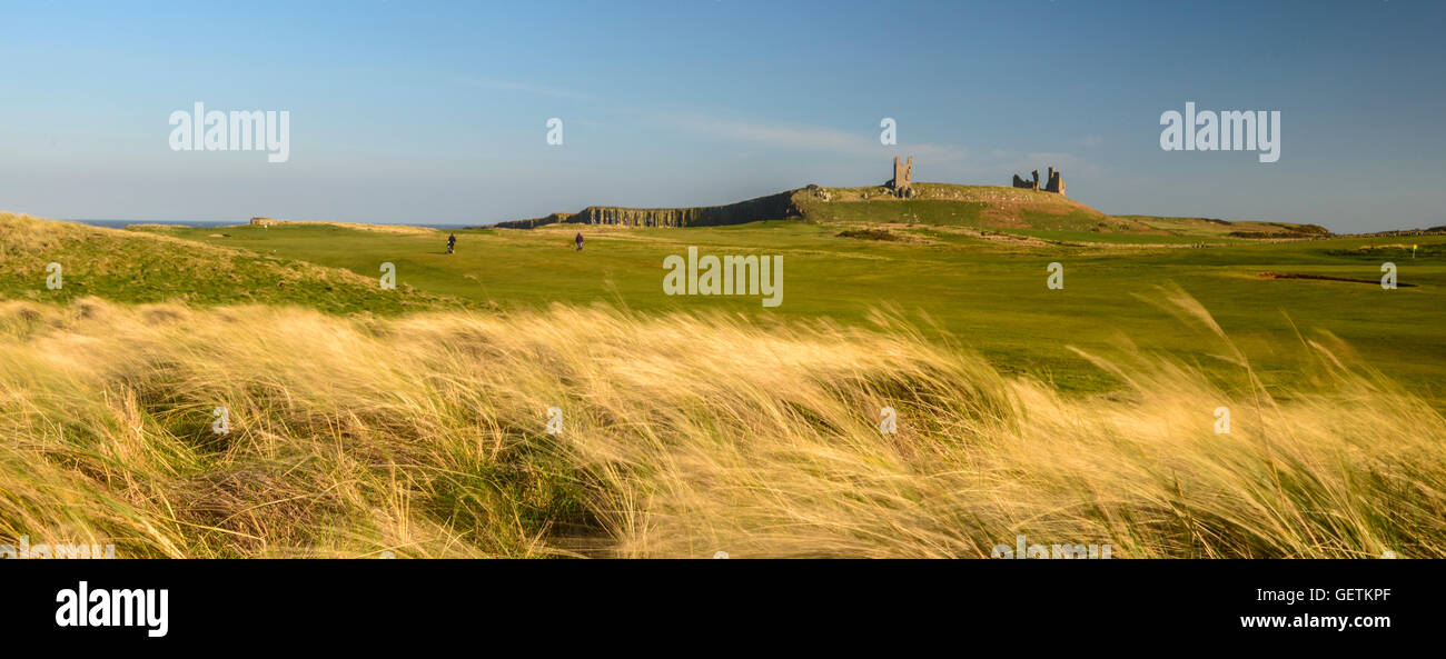 Ein Blick auf Dunstanburgh Castle in Northumberland. Stockfoto