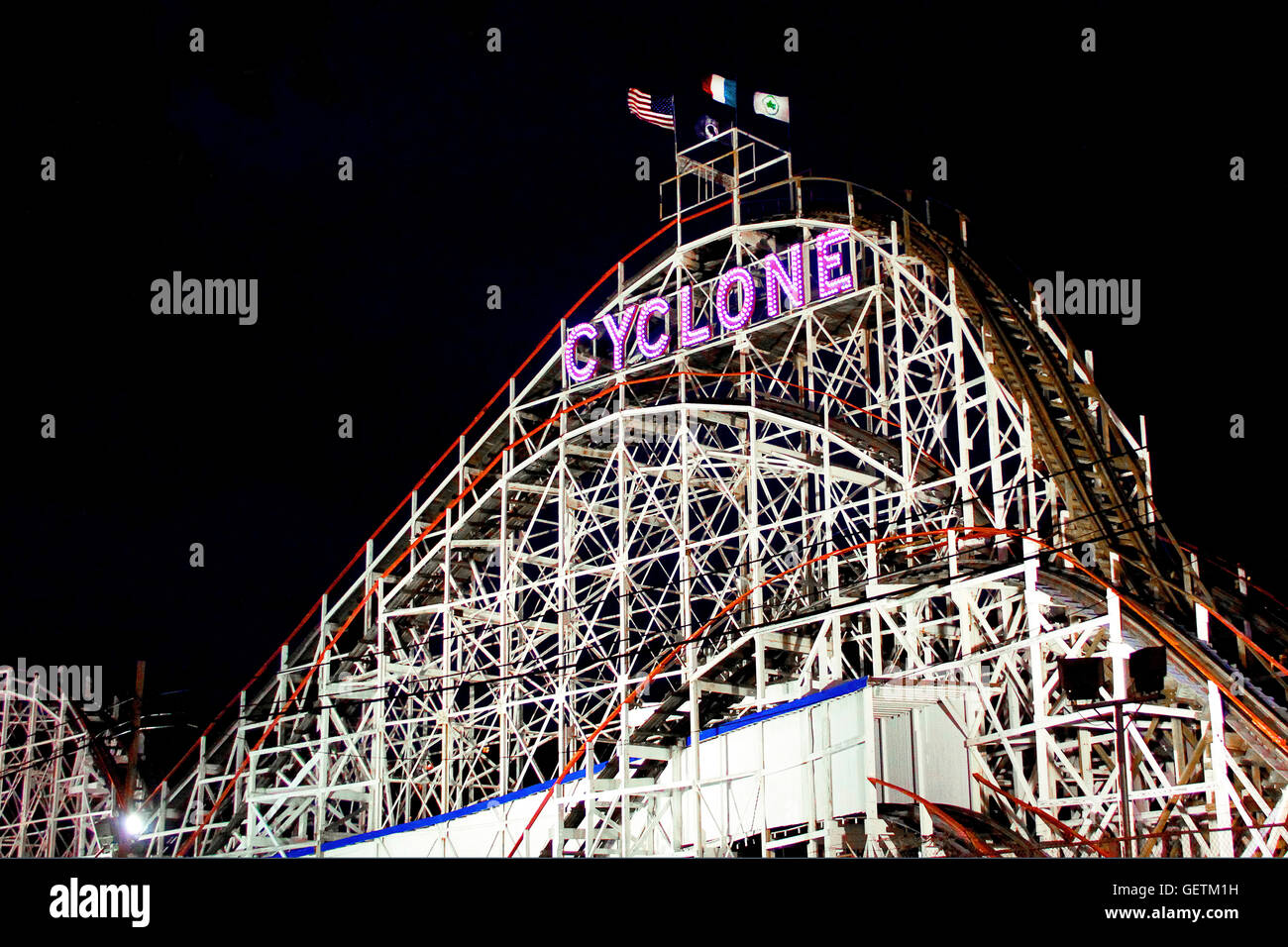 Die CycloneAchterbahn auf Coney Island in der Nacht Stockfotografie