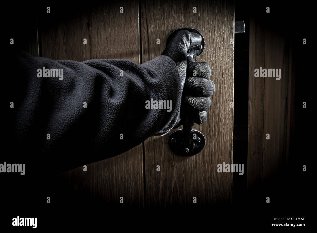 Einbrecher in einem dunklen Raum. Stockfoto