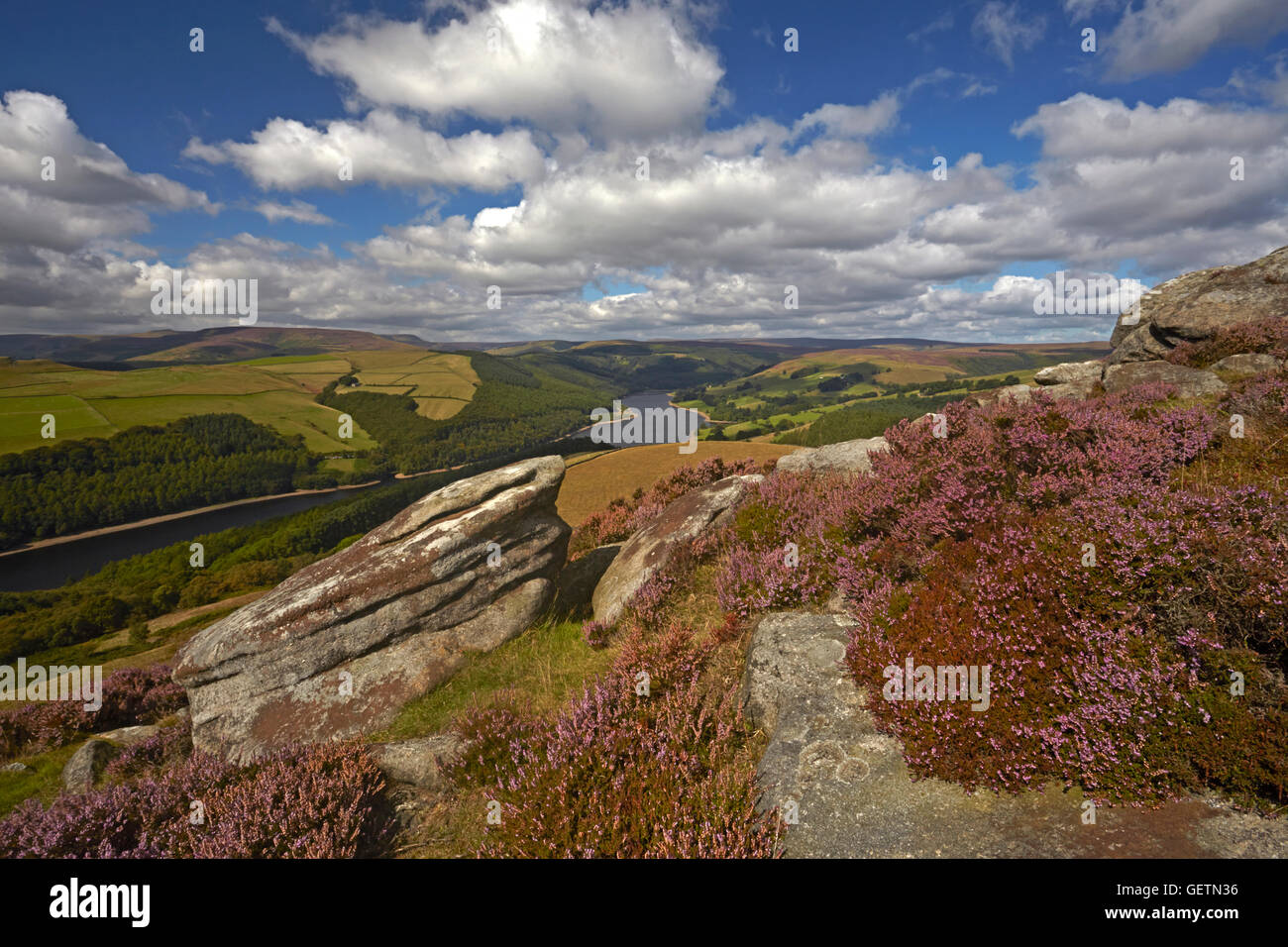 Ladybower Vorratsbehälter von Whinstone Lee Tor am Derwent Rand im Peak District. Stockfoto